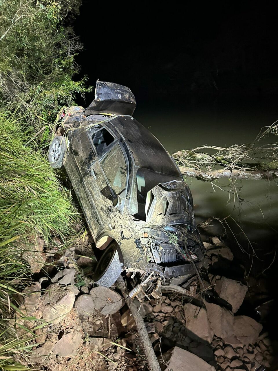 Carro capota em rio e motorista desaparece no Oeste de Santa Catarina