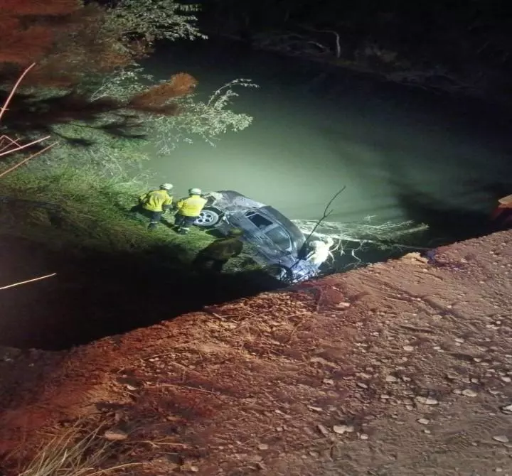 Carro capota em rio e motorista desaparece no Oeste de Santa Catarina