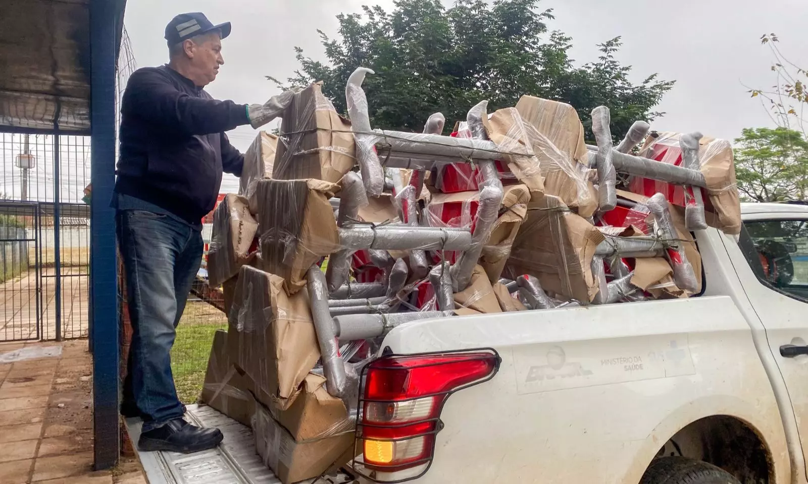 Escolas de Guaíba recebem materiais escolares doados por Joinville