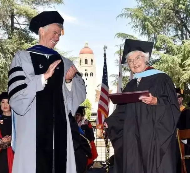 Idosa de 105 anos recebe diploma de mestrado após 83 anos (2)