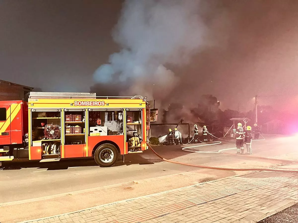 Incêndio atinge borracharia e deixa uma pessoa ferida em Mafra (1)