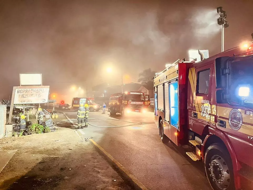 Incêndio atinge borracharia e deixa uma pessoa ferida em Mafra (1)