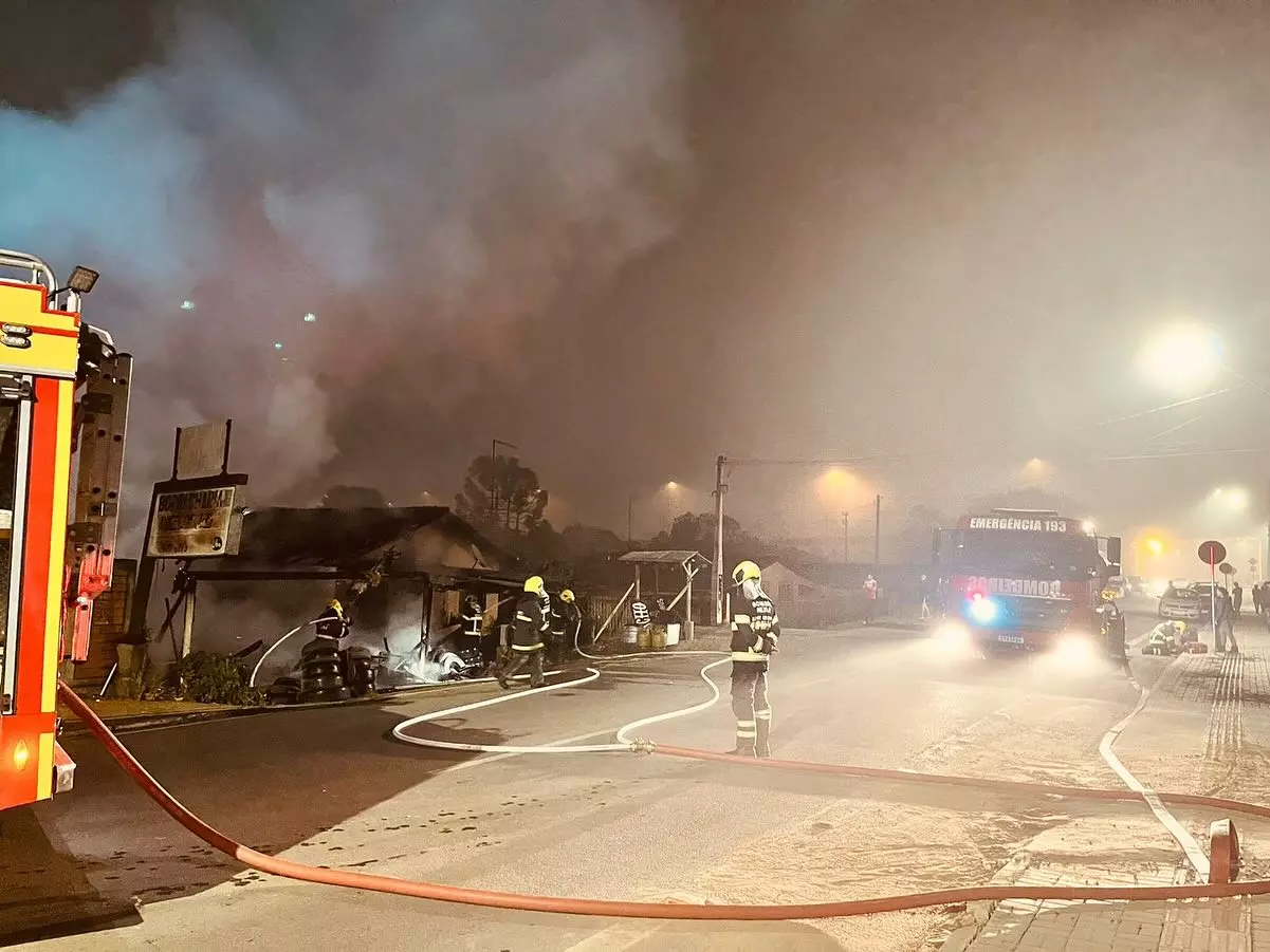 Incêndio atinge borracharia e deixa uma pessoa ferida em Mafra (1)