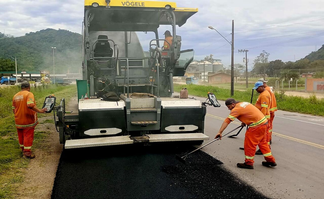 Obras de recuperação do asfalto provocam filas na BR-470; veja