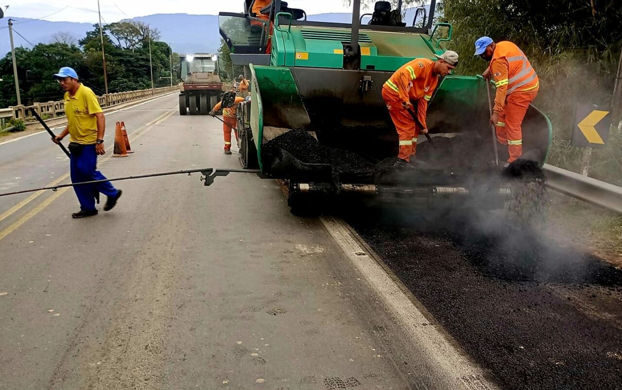 Obras de recuperação do asfalto provocam filas na BR-470; veja