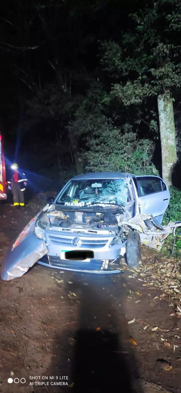 Passageiros ficam gravemente feridos após carro bater em caminhão na BR-282