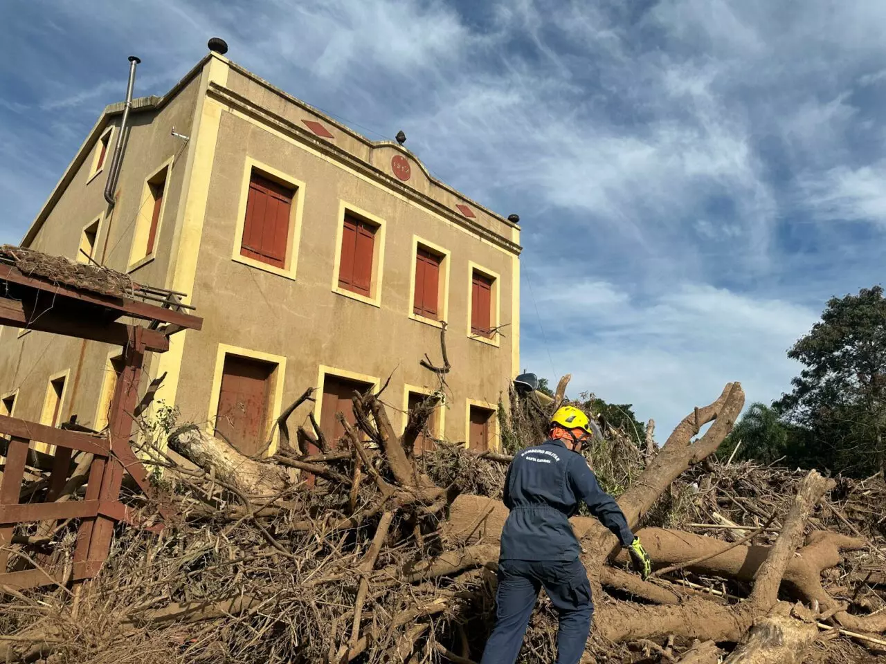 Corpo de Bombeiros de SC envia mais binômios para auxiliar nas buscas no RS