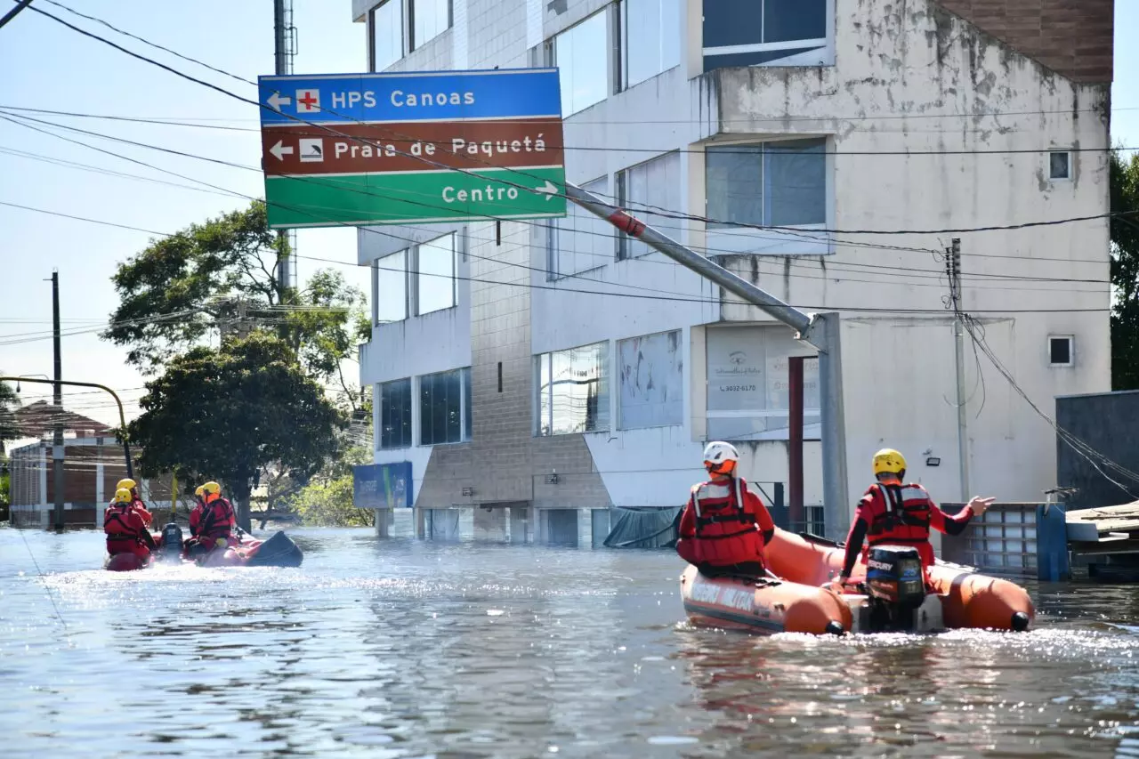 Corpo de Bombeiros de SC envia mais binômios para auxiliar nas buscas no RS