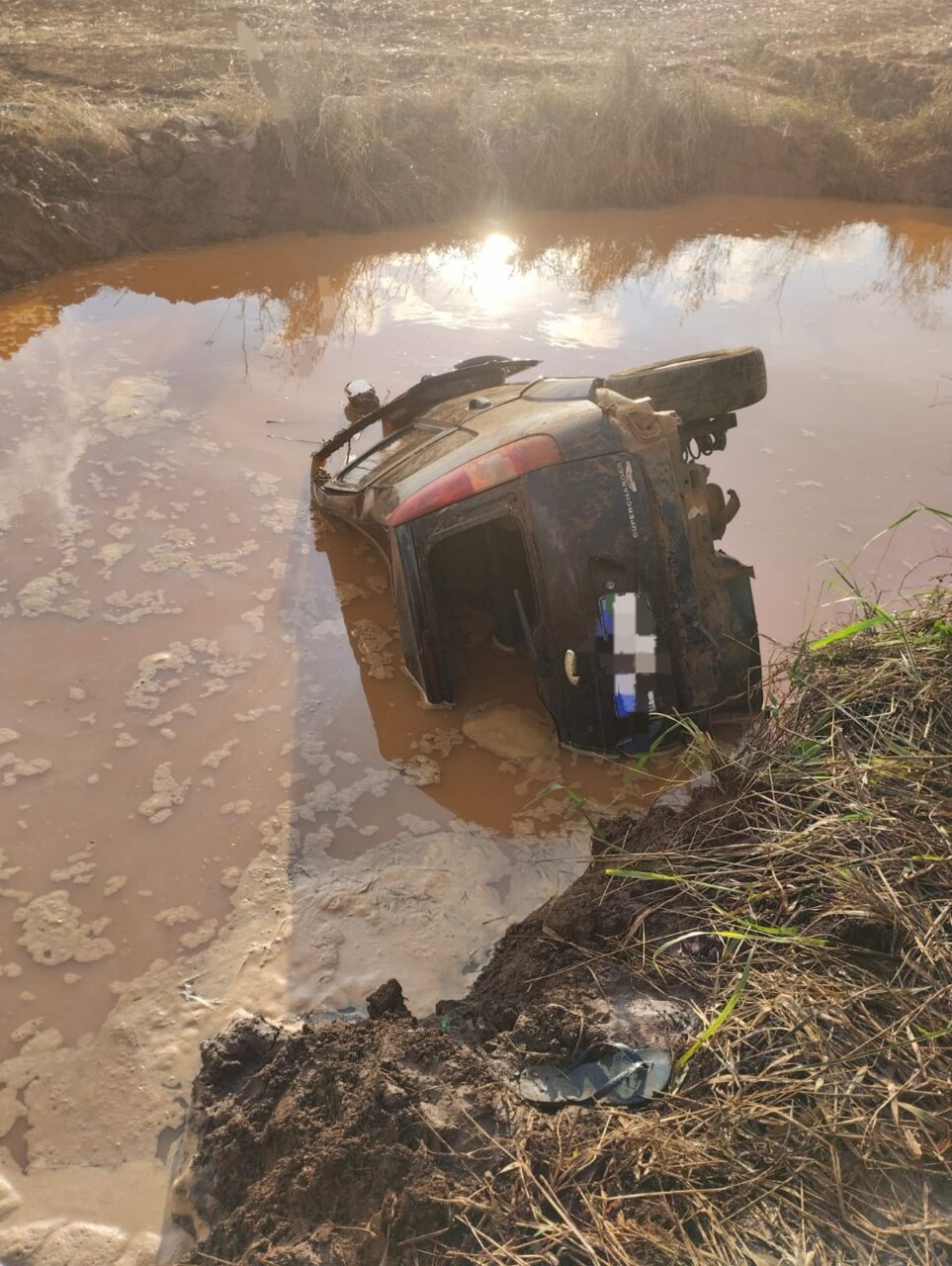 Carro cai em cratera e deixa um morto e dois feridos no Oeste de SC