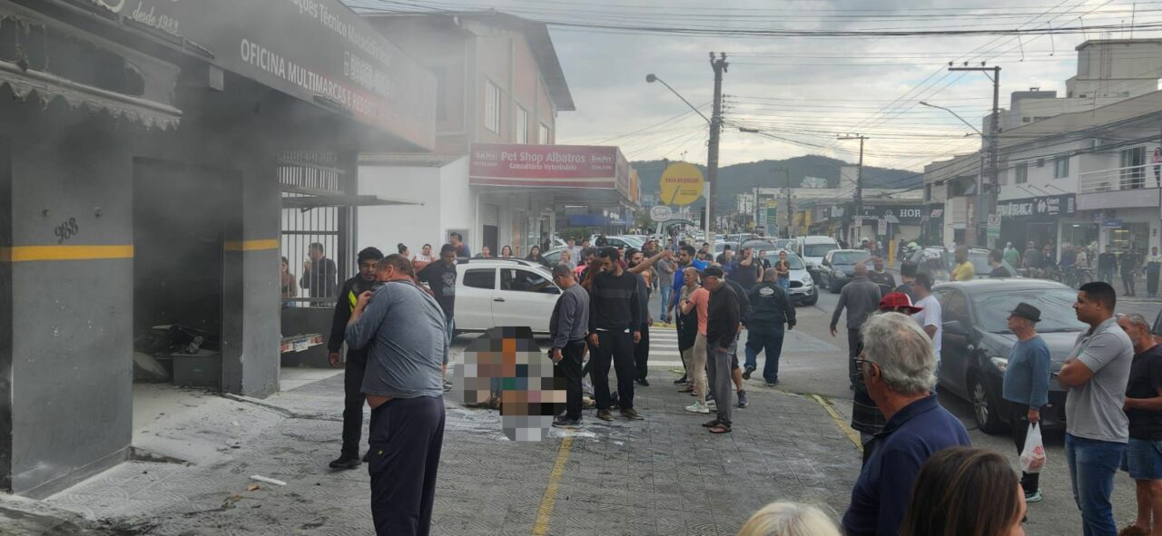 Vítimas de incêndio em oficina de motos de Itajaí seguem internadas em estado grav