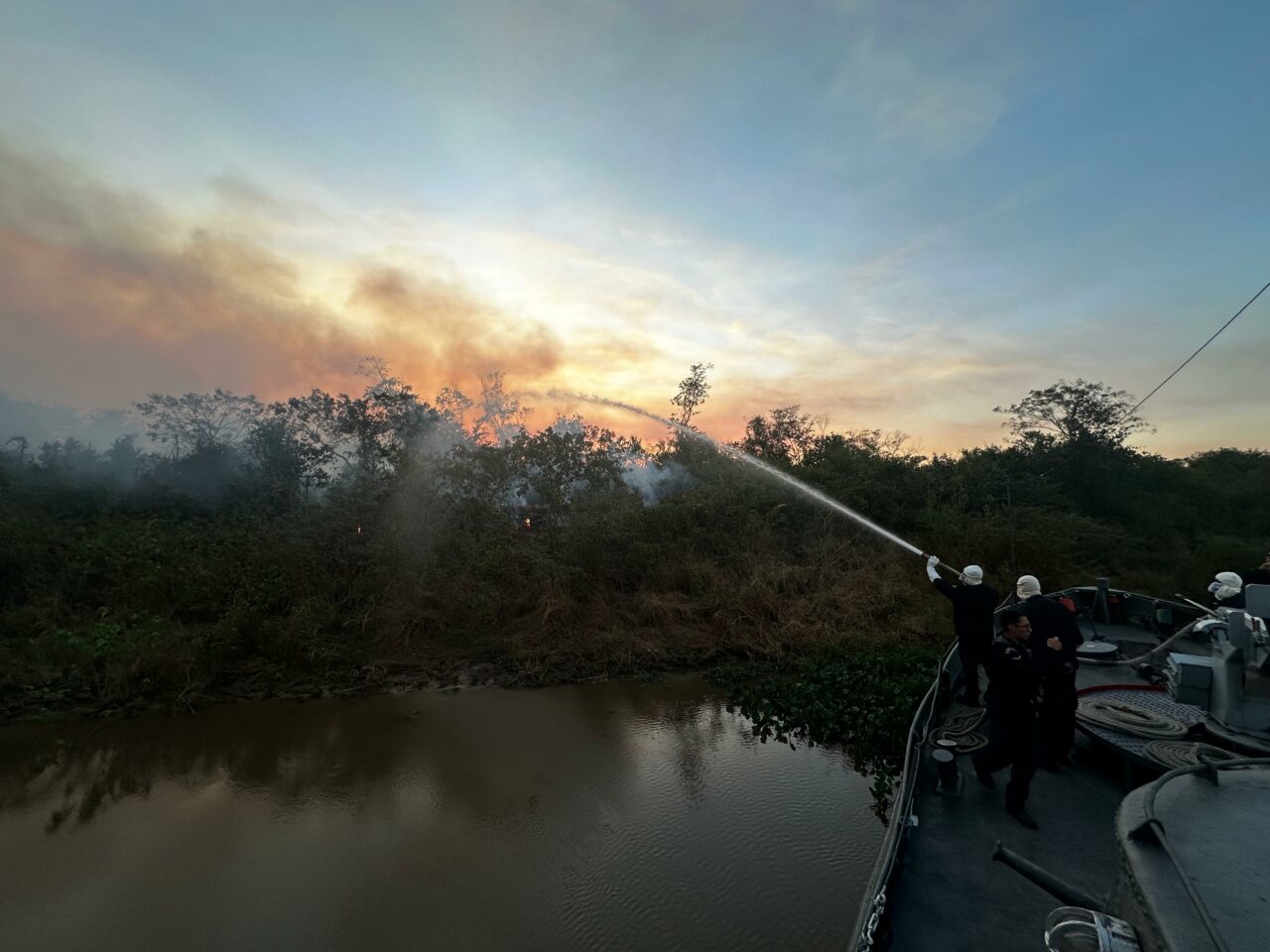 Incêndio no Pantanal: Marinha do Brasil entra na guerra contra o fogo