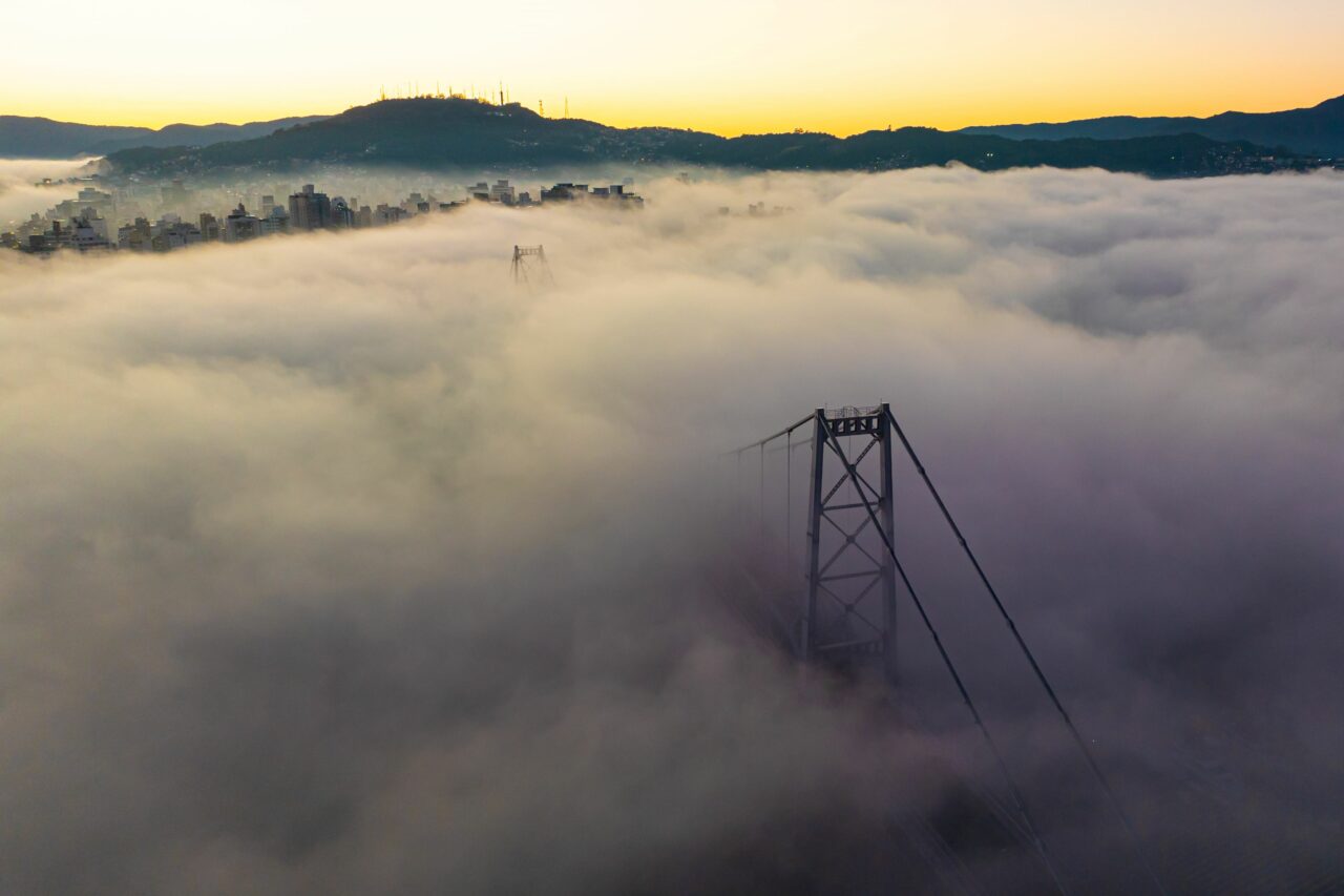 Nevoeiros densos transformam a paisagem de Santa Catarina; Defesa Civil explica fenômeno