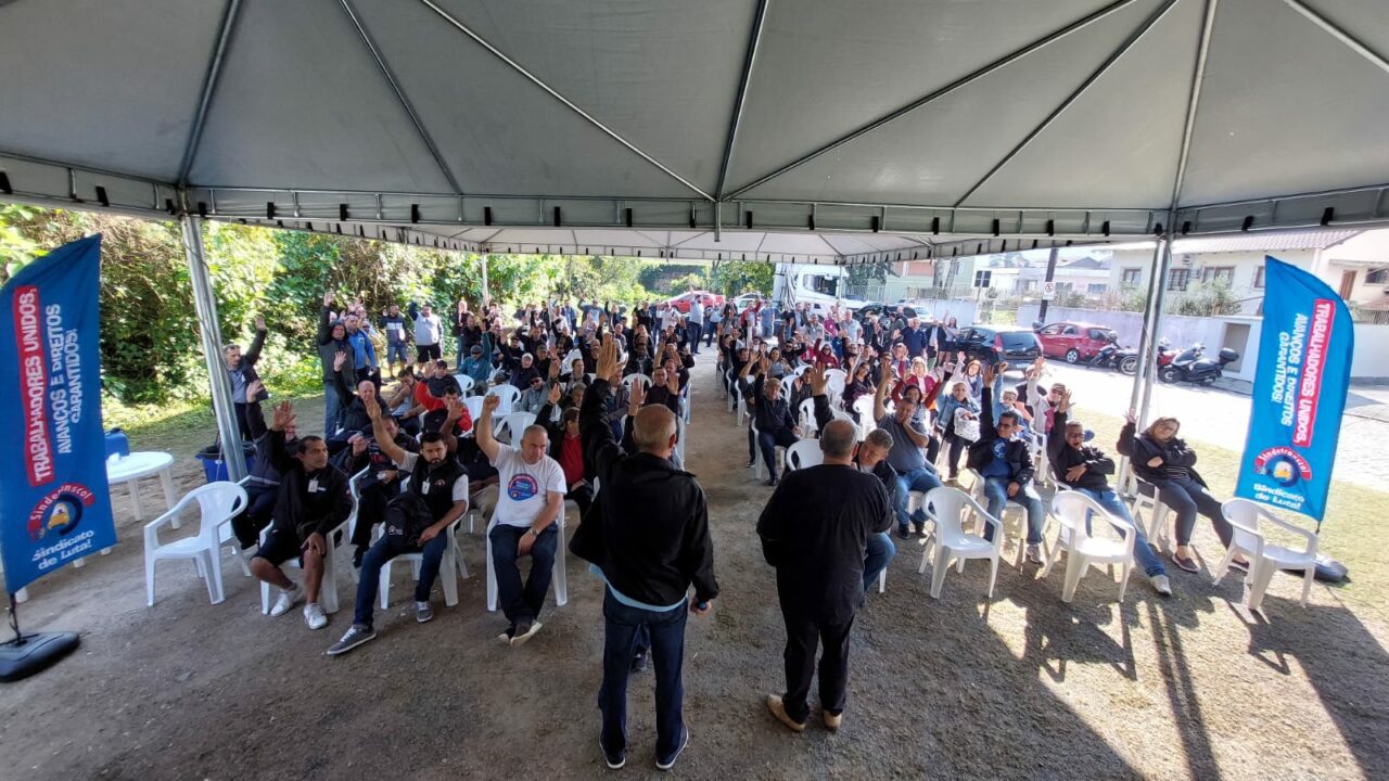 Sindetranscol aprova estado de greve no transporte coletivo de Blumenau