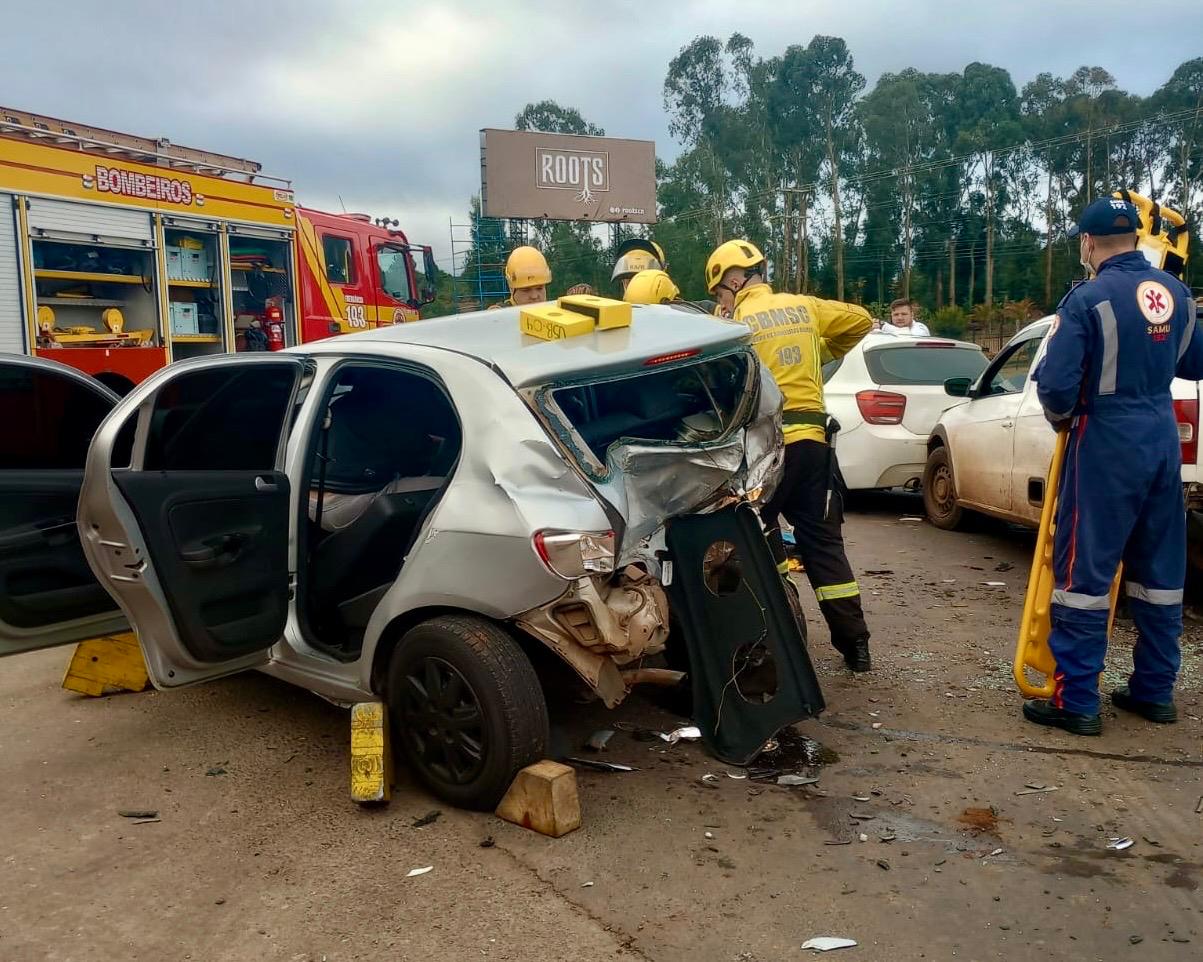 Acidente na BR-282: quatro carros envolvidos em engavetamento