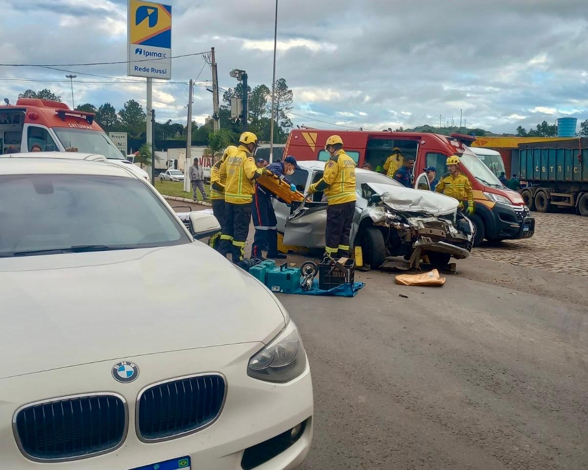 Acidente na BR-282: quatro carros envolvidos em engavetamento