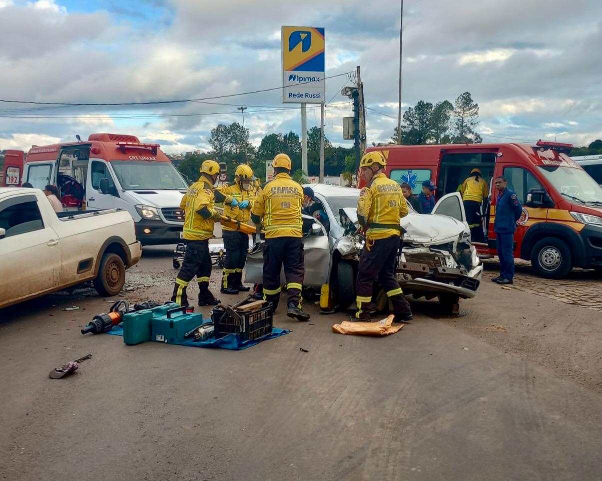 Acidente na BR-282: quatro carros envolvidos em engavetamento