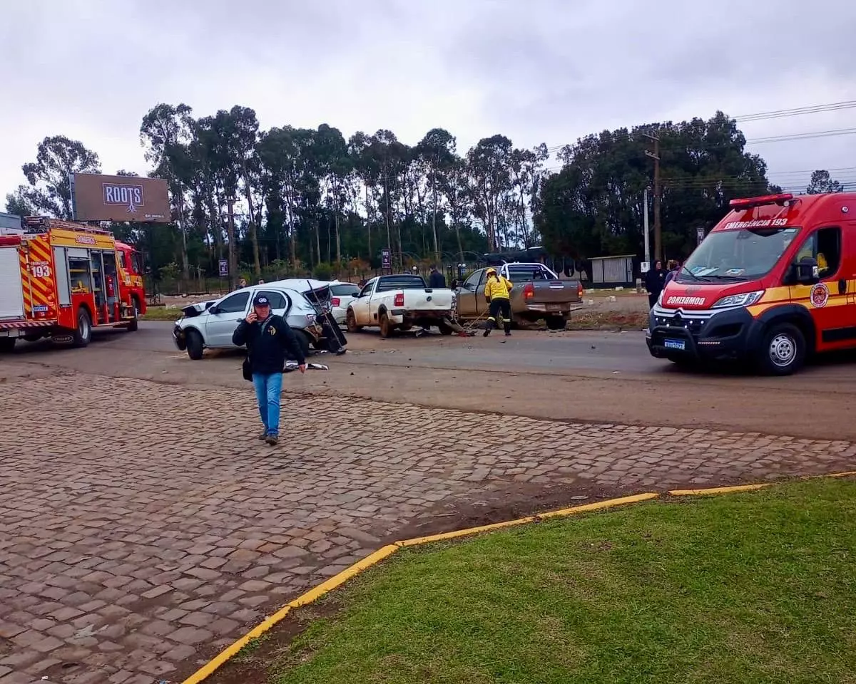 Acidente na BR-282: quatro carros envolvidos em engavetamento