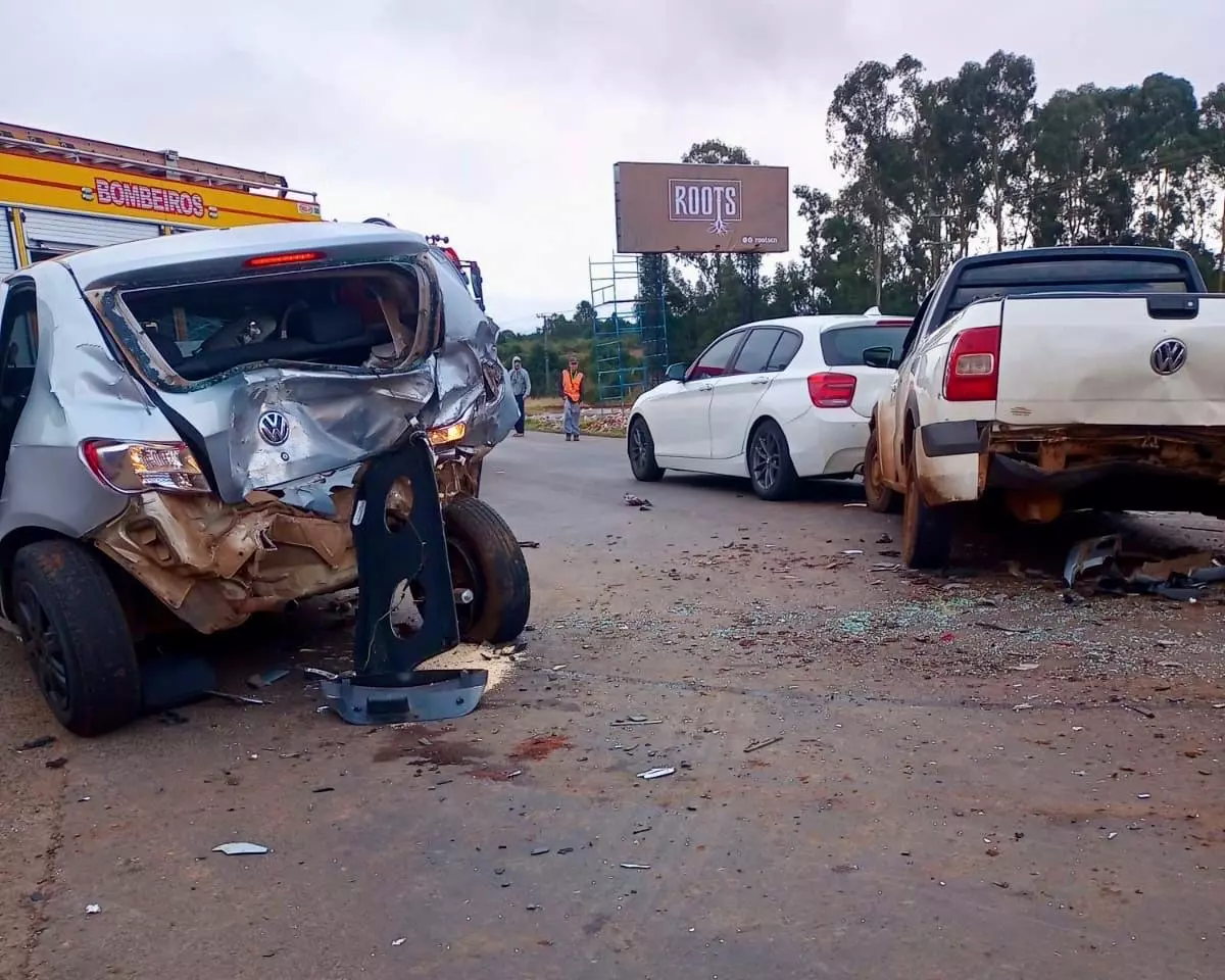 Acidente na BR-282: quatro carros envolvidos em engavetamento