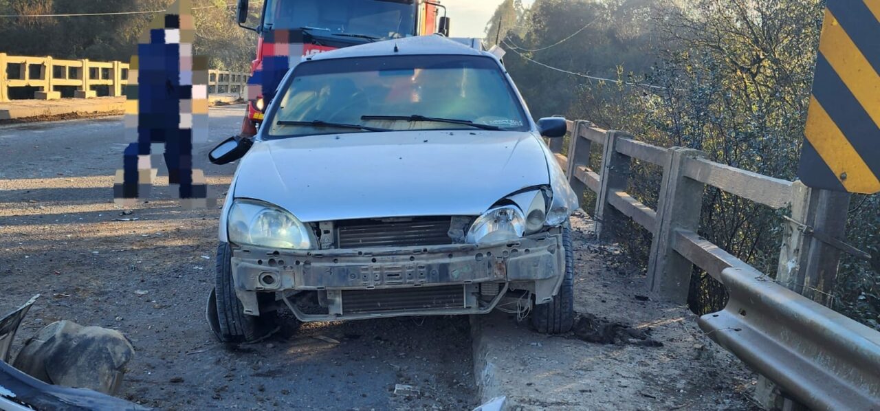 Caminhão cai em rio após colidir com carro em Otacílio Costa