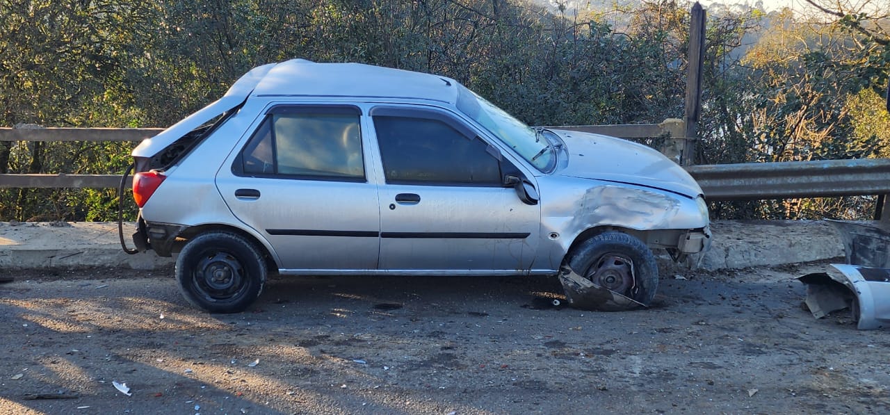 Caminhão cai em rio após colidir com carro em Otacílio Costa