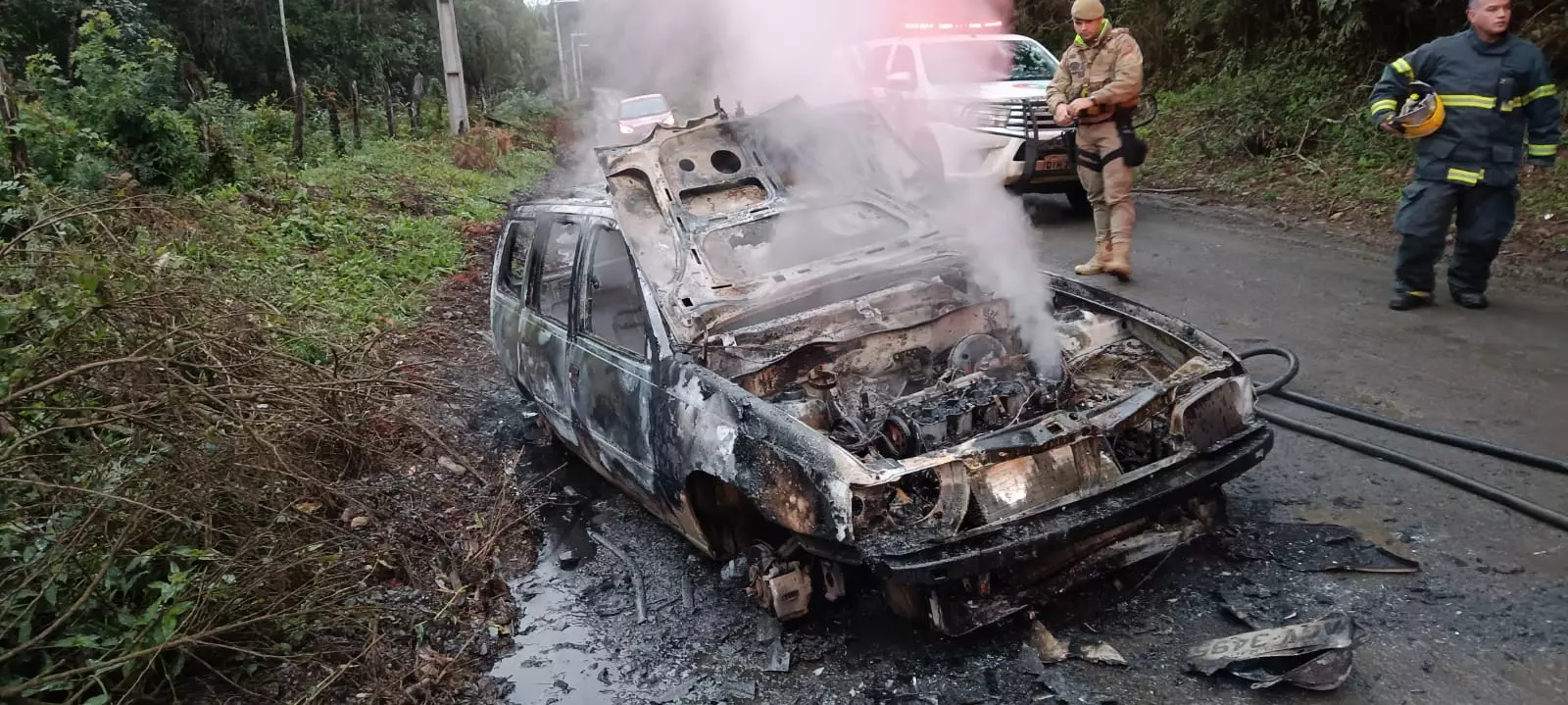 Carro é encontrado em chamas e mobiliza bombeiros no Norte de SC