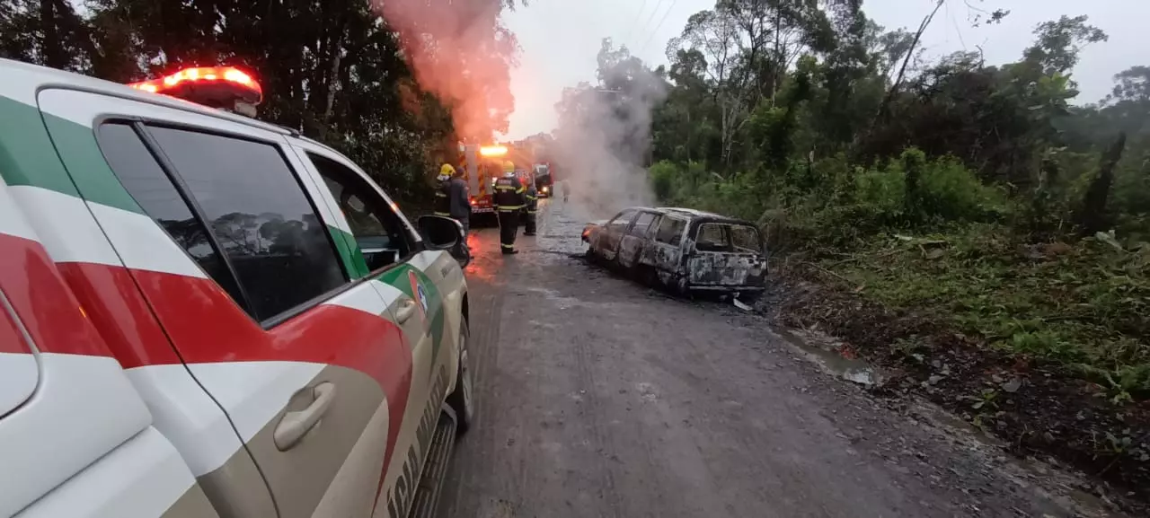 Carro é encontrado em chamas e mobiliza bombeiros no Norte de SC (1)