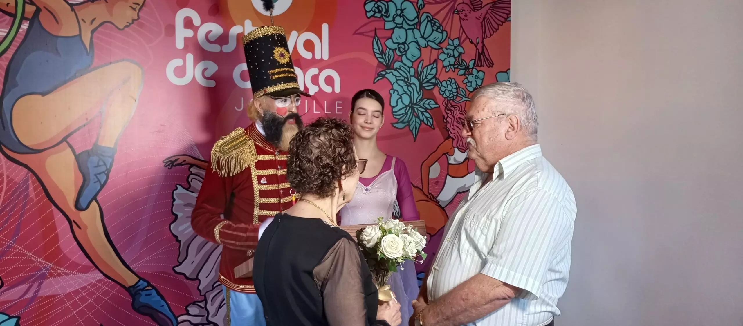 Casal celebra 50 anos de união e renova votos no Festival de Dança de Joinville