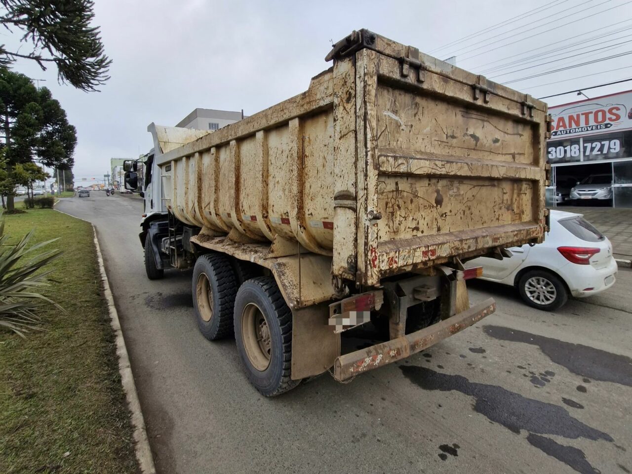 Colisão entre gol e caminhão caçamba causa bloqueio parcial na Avenida Presidente Vargas