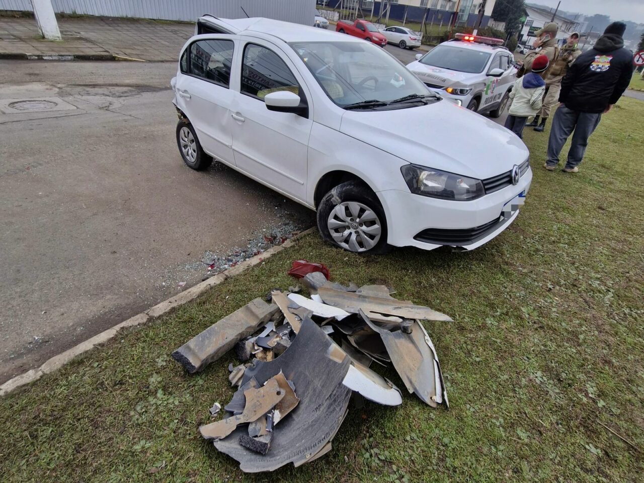 Colisão entre gol e caminhão caçamba causa bloqueio parcial na Avenida Presidente Vargas