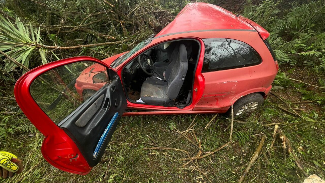 Condutora capota em barranco e fica desorientada em Chapecó