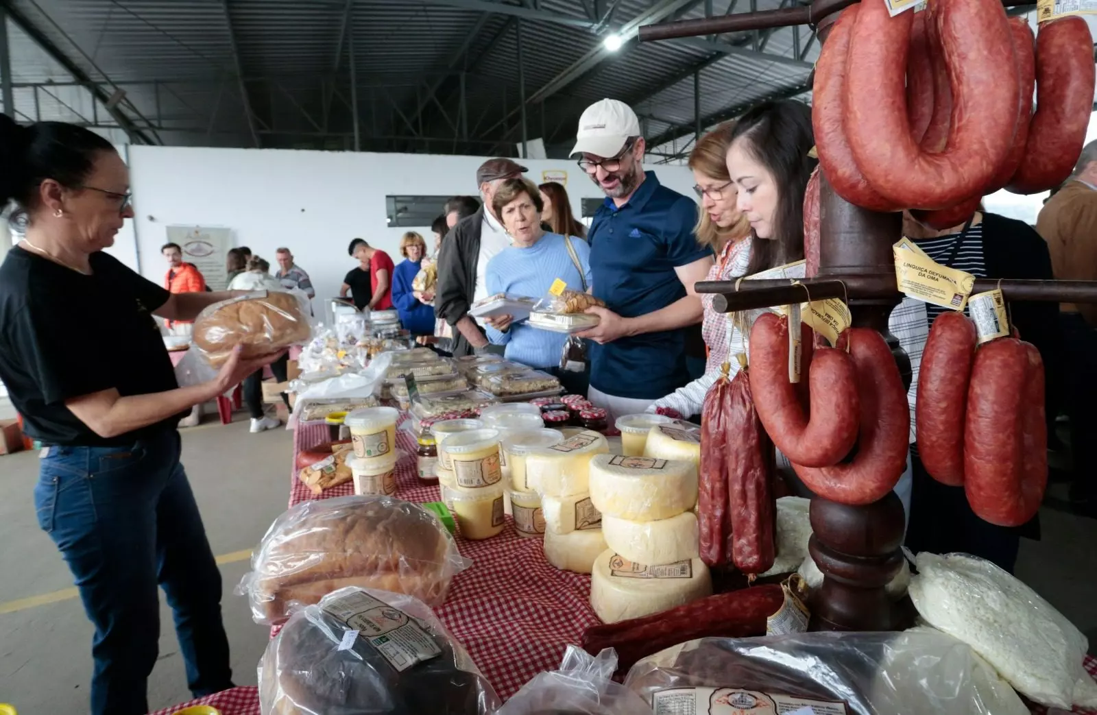 Feira gratuita oferece plantas e produtos agrícolas em Joinville