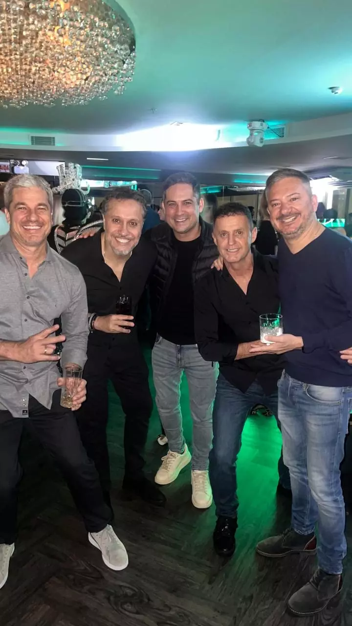 Turma de criciumenses, na festa dos 50 anos do empresário boa praça Gabriel Santos, que comemorou seu aniversário no badalado The Roof em Floripa. Na foto: Rodrigo Machado (Sequinho), Gabriel aniversariante, este escriba, Paulo Zolho e Juninho Constantino.