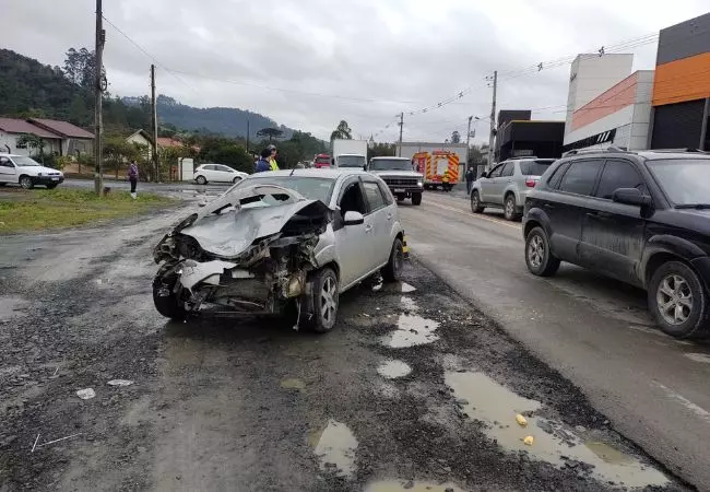 Acidente na SC-350 deixa duas pessoas feridas no Alto Vale