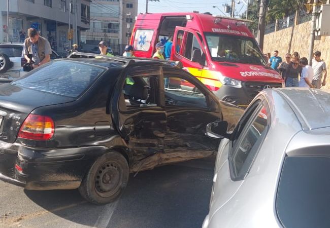 Acidente envolvendo três veículos deixa feridos em Blumenau