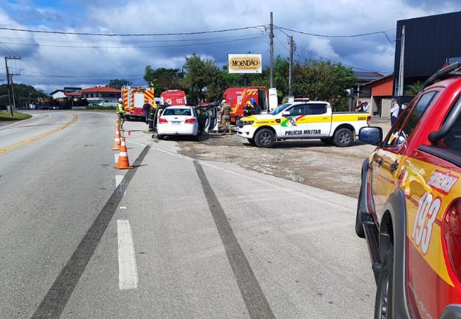 Motorista fica ferido após carro tombar em acidente no Vale do Itajaí