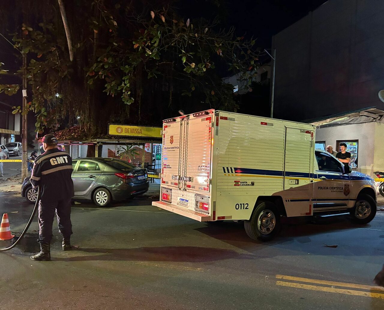 Motorista atropela adolescentes em Blumenau e foge sem prestar socorro