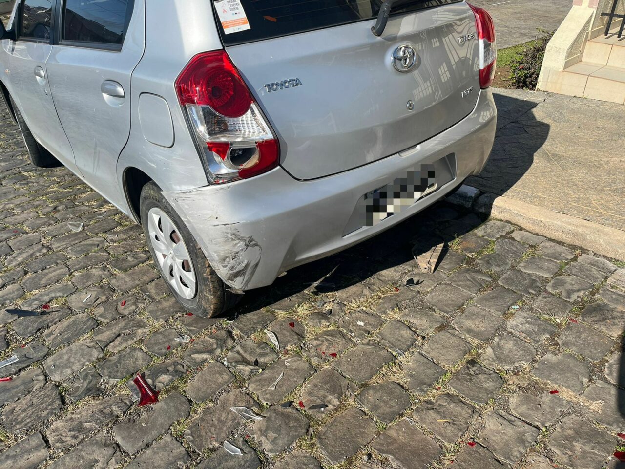 Motorista bate em carro estacionado e foge em Lages; VEJA VÍDEO