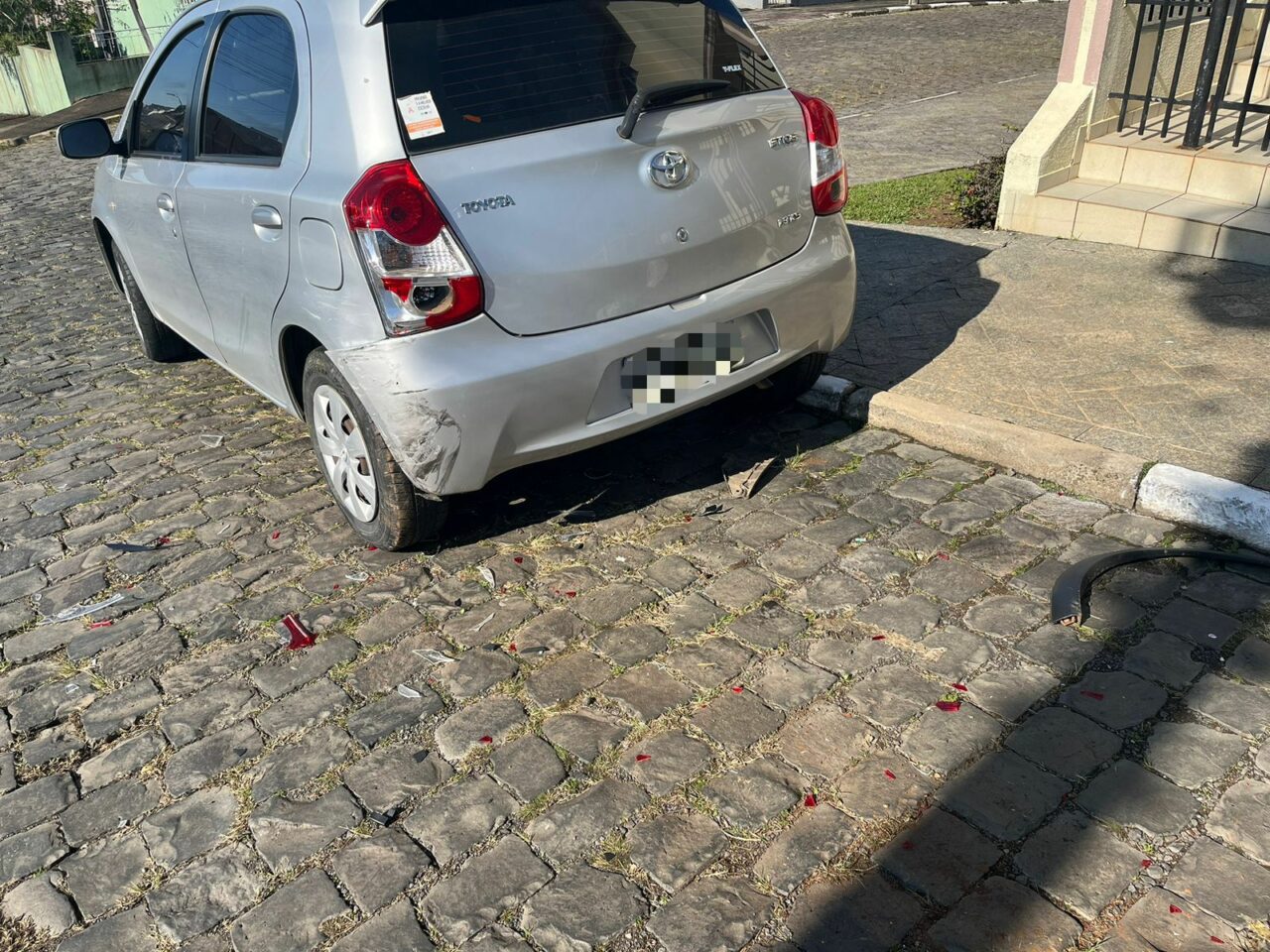 Motorista bate em carro estacionado e foge em Lages; VEJA VÍDEO