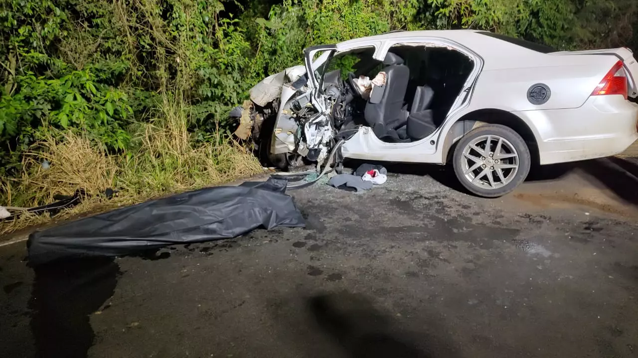 Motorista fica encarcerado em carro e morre em grave acidente na BR-282 (2)