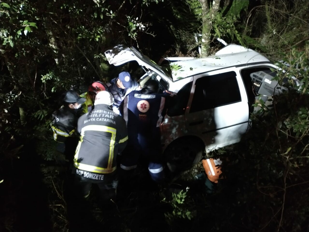 Motorista fica ferido após carro colidir com árvore em São Joaquim