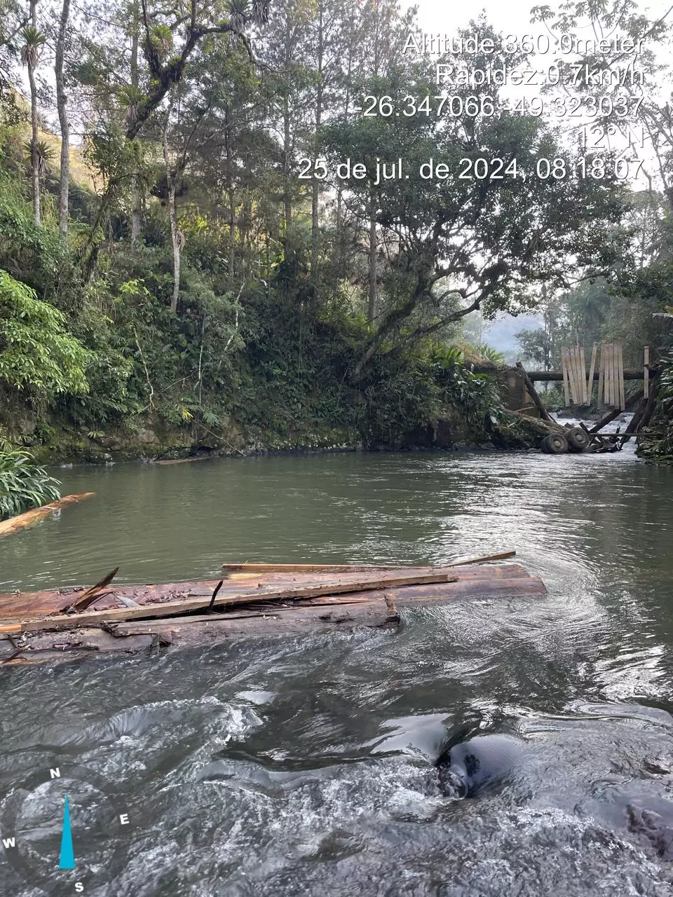 Ponte recém reformada desaba com peso de caminhão em São Bento do Sul