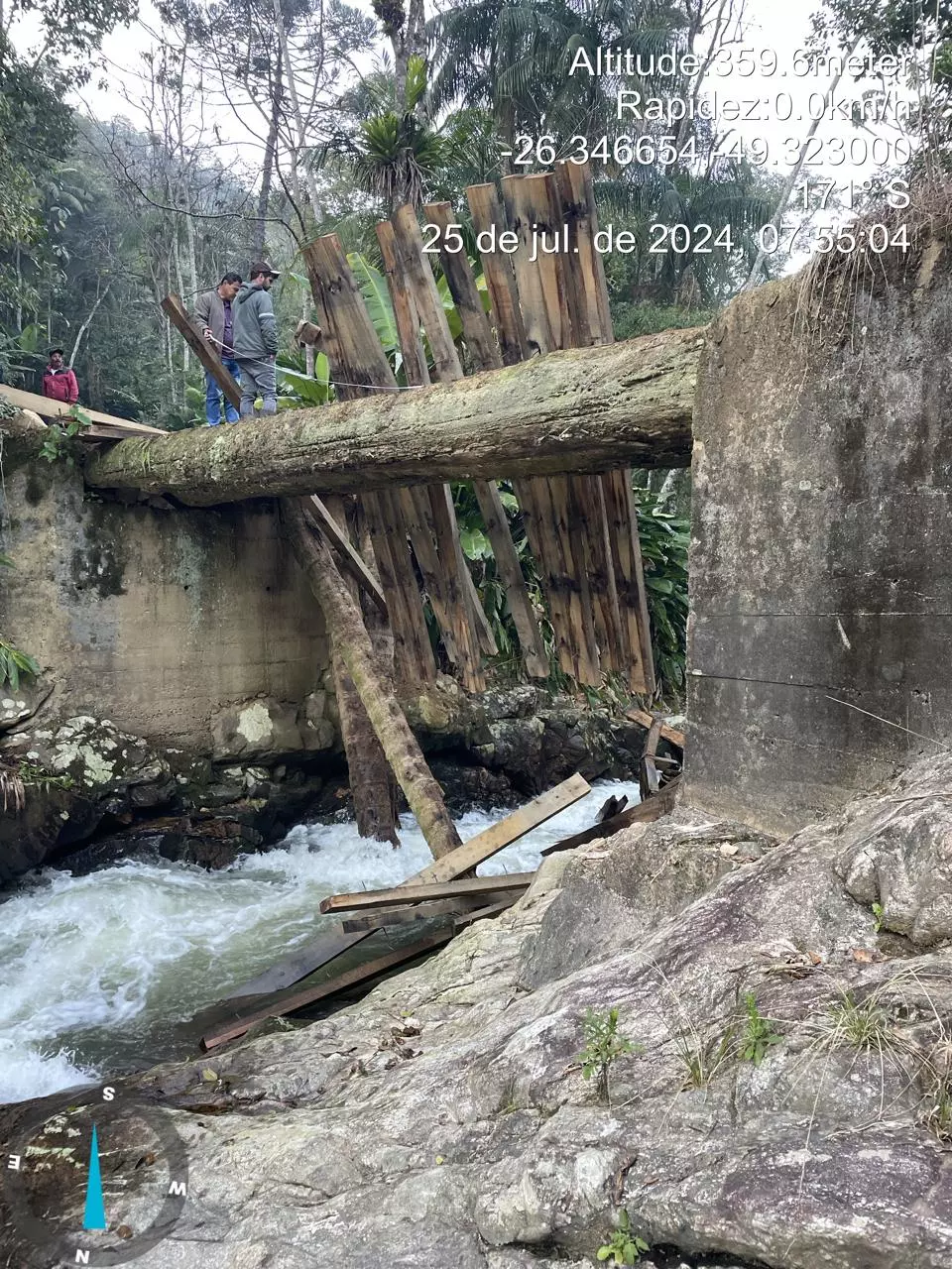 Ponte recém reformada desaba com peso de caminhão em São Bento do Sul