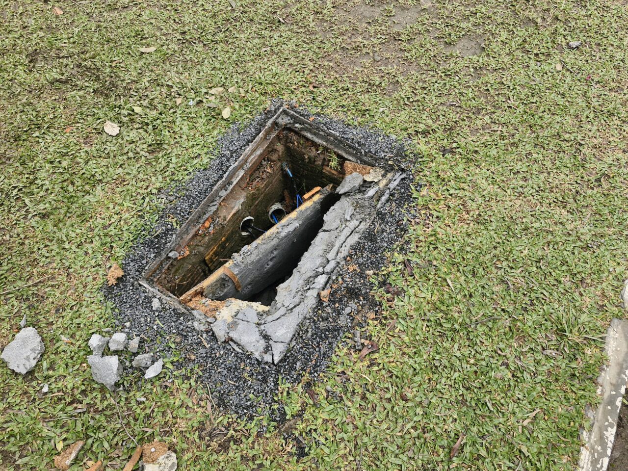 Vandalismo no centro de Lages: bancos destruídos e fios furtados