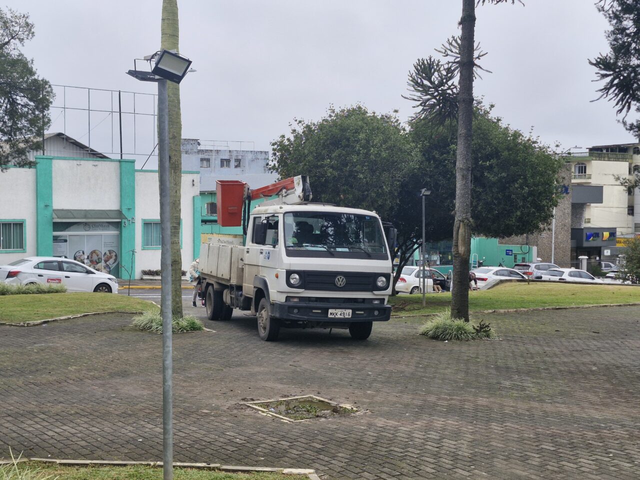 Vandalismo no centro de Lages: bancos destruídos e fios furtados