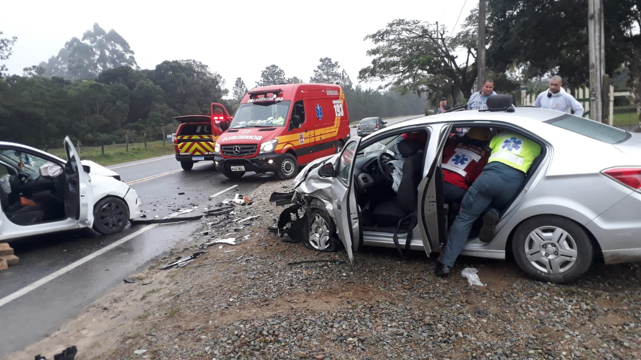 Vídeo mostra carro em zigue-zague e colisão na SC-415 vai acertar o outro (1)