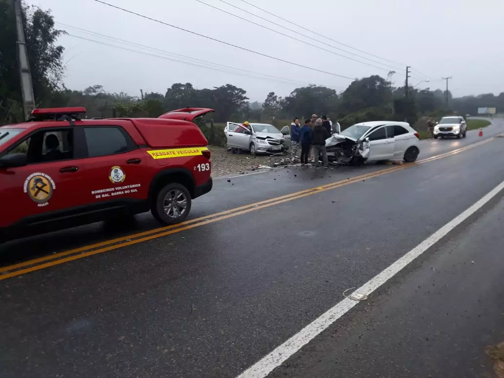 Vídeo mostra carro em zigue-zague e colisão na SC-415 vai acertar o outro (2)