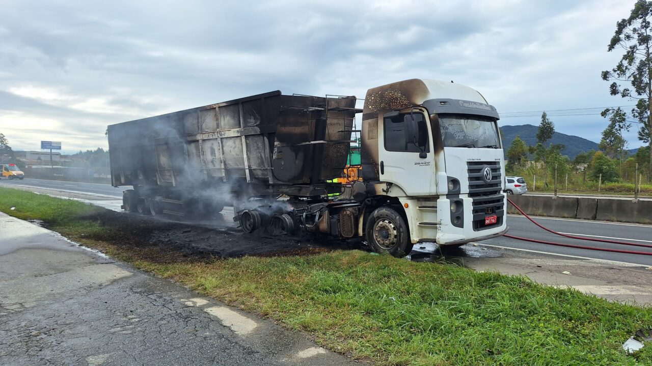 Caminhão explode e causa congestionamento na BR-101; saiba mais