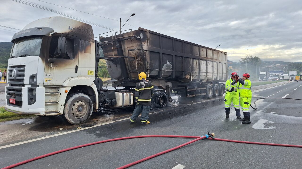 Caminhão explode e causa congestionamento na BR-101; saiba mais