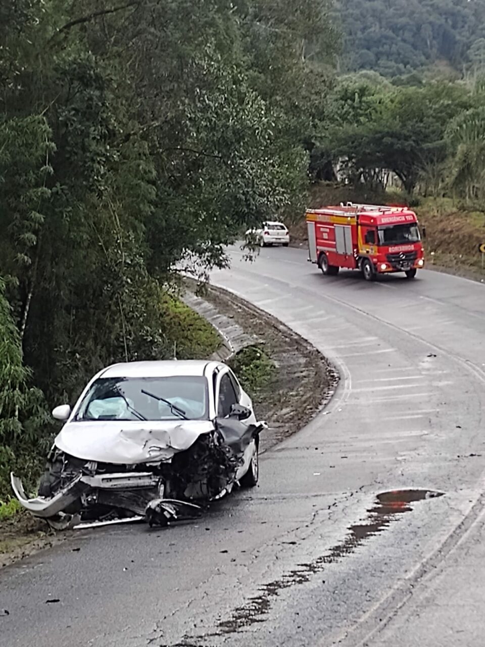 Acidente entre dois carros deixa quatro pessoas feridas no Alto Vale