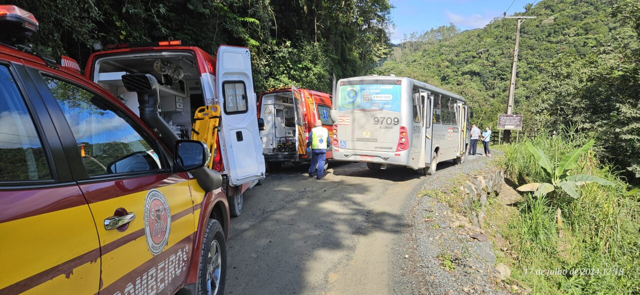 Acidente entre carro e ônibus do transporte coletivo deixa duas pessoas feridas em Blumenau